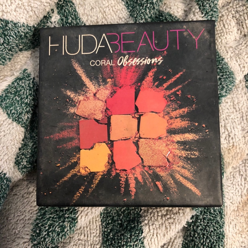 Huda Beauty eyeshadow palette